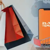 Ręka trzyma torby na zakupy, obok smartfon z aplikacją TEMU w wózku. Jak zrobic zwrot na temu? Łatwo!