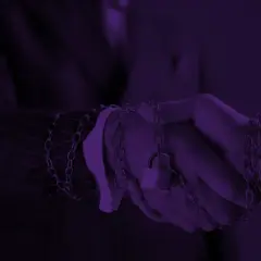 Dwie dłonie splecione w uścisku, spętane łańcuchami i kłódką. Symbolizuje to trudną do zerwania, ale też ograniczającą promesa.