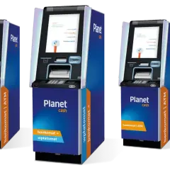 Trzy bankomaty Planet Cash. Jeden z nich oferuje wpłatomat, co pozwala na wygodne zarządzanie finansami.