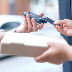 Kurier InPost odbiera płatność kartą za paczkę. Wygodne i szybkie rozwiązanie.
