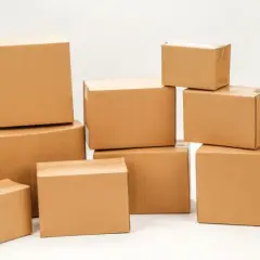 Stos kartonów gotowych do wysyłki. Idealne na przesyłka pobraniowa InPost.