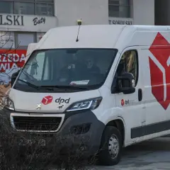 Biała furgonetka DPD z logo firmy. Kierowca w masce czaszki. Ciekawe, ile prób doręczenia czeka paczkę.