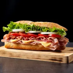 Apetyczny sandwich z szynką, serem, pomidorami i sałatą. Zastanawiasz się, czy do Anglii można wwozić żywność? Ten wygląda pysznie!