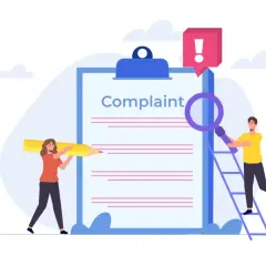 Kobieta z ołówkiem i mężczyzna z lupą przy dokumencie "Complaint". Dowiedz się, jak złożyć skargę na listonosza.