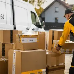 Kurier InPost układa paczki. Sprawdź cennik dla przesyłek duże gabaryty.