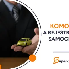 Ręka trzyma kluczyki i miniaturowy samochód. Dowiedz się, jak zarejestrować auto mając komornika.