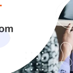 Zwrot do smyk.com. Poradnik WygodneZwroty.pl. Dwie pary rąk przekazują sobie paczkę.