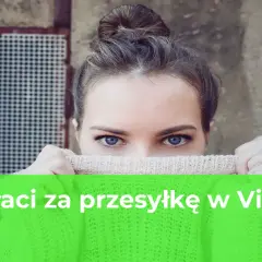 Kto płaci za przesyłkę w Vinted? Młoda kobieta z niebieskimi oczami ukrywa usta pod swetrem, zastanawiając się nad kosztami wysyłki.