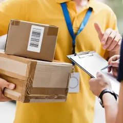 Kurier InPost przekazuje paczki, a odbiorca podpisuje dokumenty. Zadbaj o swoje przesyłki z InPost ubezpieczenie paczki.