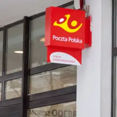 Znak Poczty Polskiej. Zastanawiasz się, ile idzie paczka z Niemiec do Polski? Sprawdź w placówce.