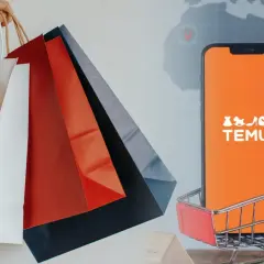 Ręka trzyma torby na zakupy, obok smartfon z aplikacją TEMU w wózku. Jak zrobic zwrot na temu? Łatwo!