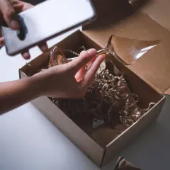 Uszkodzony kieliszek w paczce. Czas na zwrot towaru i kontakt ze sprzedawcą.