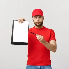 Kurier DHL z tablicą i długopisem, gotowy do przyjęcia zgłoszenia reklamacji.