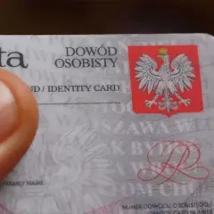 Zbliżenie na polski dowód osobisty, z widocznym godłem i napisem "DOWÓD OSOBISTY". Ktoś zgubił dowód osobisty.