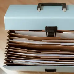 Akta z dokumentami, jak wypełnić pełnomocnictwo pocztowe.