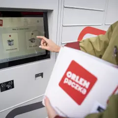 Kobieta nadaje paczkę w automacie ORLEN Paczka. Czy ORLEN Paczka dostarcza w soboty? Sprawdźmy!