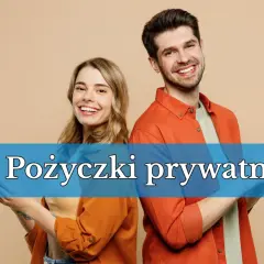 Uśmiechnięci młodzi ludzie z telefonami. Szukacie informacji o pożyczki prywatne - kogo polecacie?