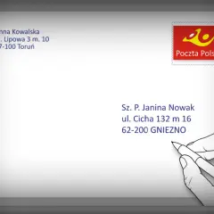 Ręka pisze adres na kopercie Poczty Polskiej. Może to być początek pisania skargi.