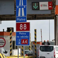 Płatna autostrada A4, bramki do poboru myta. Zielona strzałka wskazuje wolny pas.