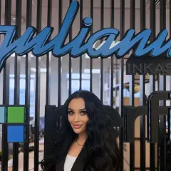 Kobieta przed logo "Julianius Inkasso". Czy to firma, która pomaga odzyskać długi, czy może oszuści?