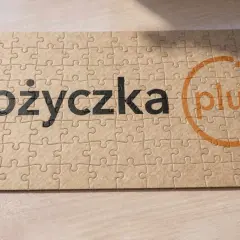 Puzzle z napisem "pożyczka plus". Każdy element układanki tworzy całość, tak jak raty tworzą spłatę pożyczki.