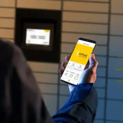 Mężczyzna używa aplikacji InPost do nadania zwrot paczki w Paczkomacie. Widoczny ekran telefonu z opcjami wyboru rozmiaru przesyłki.