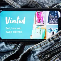 Telefon z aplikacją Vinted na ekranie, pokazujący ubrania i akcesoria. Zastanawiasz się, dlaczego nie mogę wypłacić pieniędzy z Vinted?