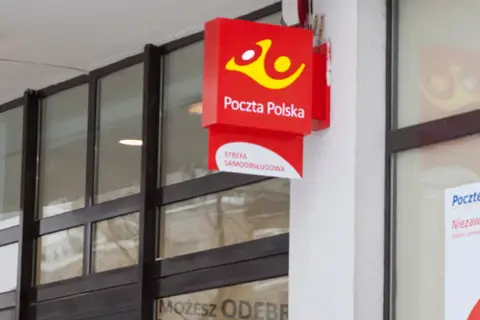 Znak Poczty Polskiej. Zastanawiasz się, ile idzie paczka z Niemiec do Polski? Sprawdź w placówce.