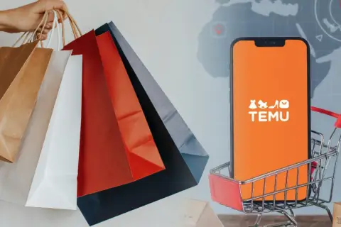 Ręka trzyma torby na zakupy, obok smartfon z aplikacją TEMU w wózku. Jak zrobic zwrot na temu? Łatwo!