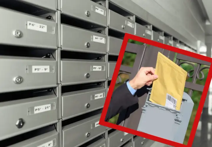 Awizo przesyłka polecona co to może być? Dłoń wkłada żółtą kopertę do skrzynki pocztowej obok rzędu skrytek.