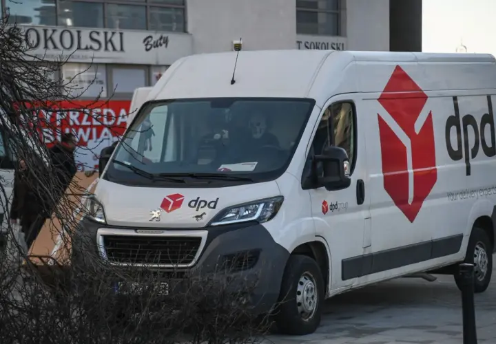 Biała furgonetka DPD z logo firmy. Kierowca w masce czaszki. Ciekawe, ile prób doręczenia czeka paczkę.