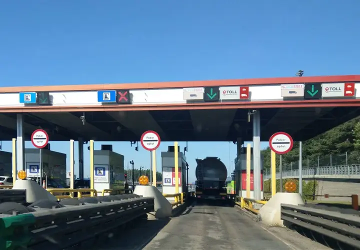 Bramki e-TOLL na A4. Kierowca ciężarówki zbliża się do punktu poboru opłat.