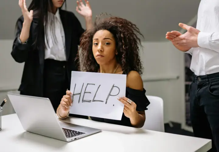 Kobieta z kartką "HELP" szuka sposobu, jak pozbyć się chwilówek. Wokół niej widać zaniepokojonych ludzi.