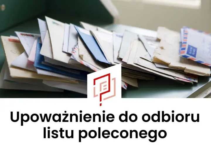 Stos listów poleconych, gotowych do odbioru. Potrzebne upoważnienie do odbioru listu poleconego.