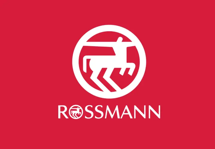 Logo Rossmann na czerwonym tle. Biały symbol konia w okręgu i napis "ROSSMANN". Informacja o możliwości zwrotów.