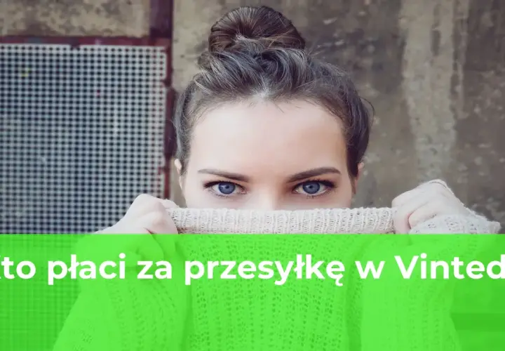 Kto płaci za przesyłkę w Vinted? Młoda kobieta z niebieskimi oczami ukrywa usta pod swetrem, zastanawiając się nad kosztami wysyłki.
