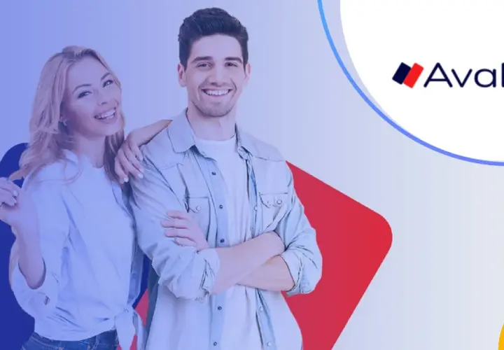Uśmiechnięta para, symbolizująca pewność siebie w finansach, obok logo AvaFin.