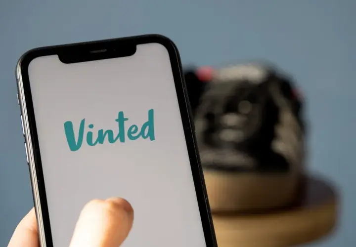 Telefon z aplikacją Vinted. Dowiedz się, jak wpłacić pieniądze na Vinted, aby kupić wymarzone ubrania.