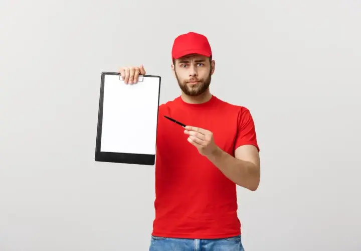 Kurier DHL z tablicą i długopisem, gotowy do przyjęcia zgłoszenia reklamacji.