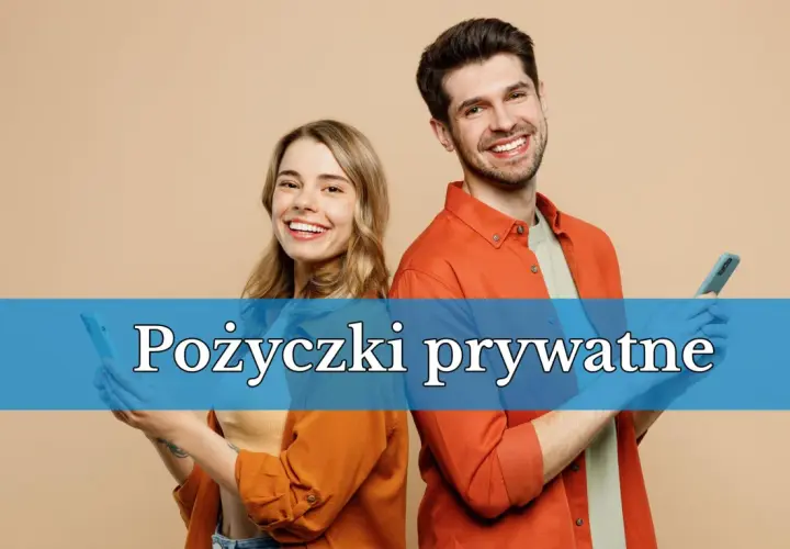Uśmiechnięci młodzi ludzie z telefonami. Szukacie informacji o pożyczki prywatne - kogo polecacie?