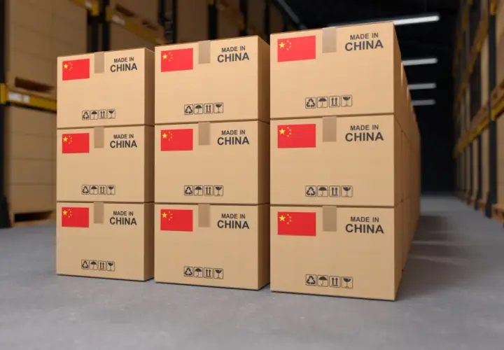 Pudełka z napisem "MADE IN CHINA" i flagą Chin w magazynie, gotowe do wysyłki kurierem.
