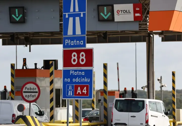 Płatna autostrada A4, bramki do poboru myta. Zielona strzałka wskazuje wolny pas.