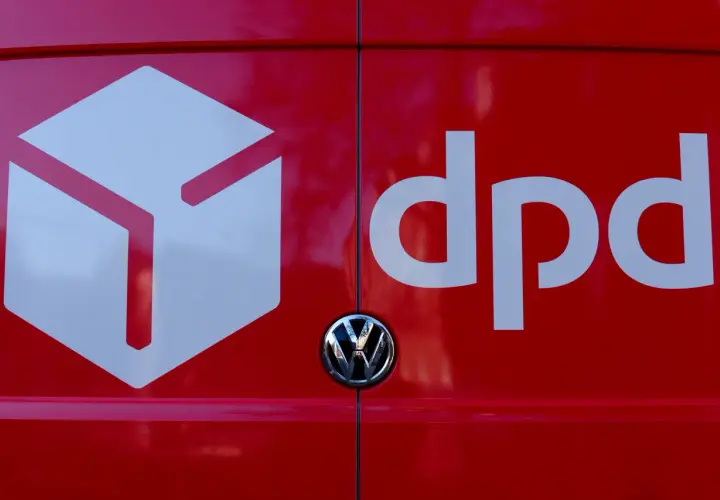Czerwony samochód DPD z białym logo. DPD ubezpieczenie paczki to pewność dostawy.