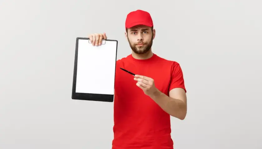 Kurier DHL z tablicą i długopisem, gotowy do przyjęcia zgłoszenia reklamacji.