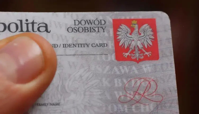 Zbliżenie na polski dowód osobisty, z widocznym godłem i napisem "DOWÓD OSOBISTY". Ktoś zgubił dowód osobisty.
