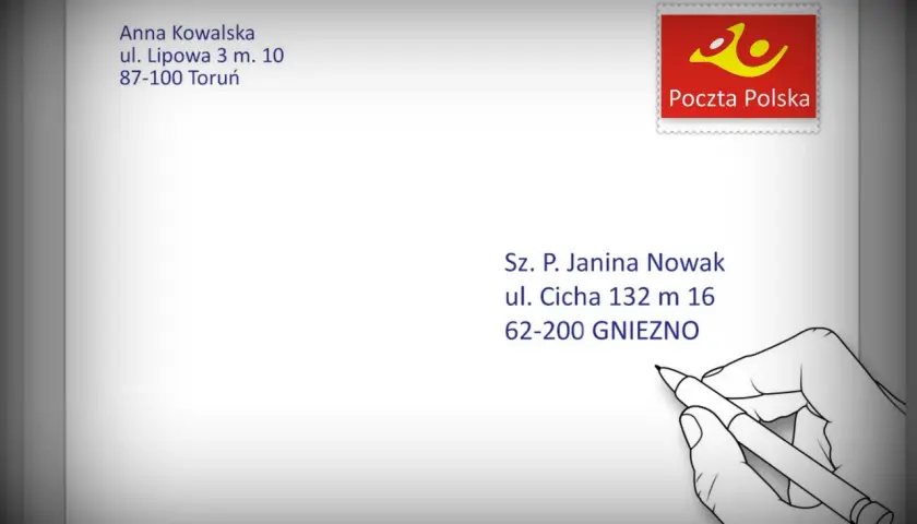 Ręka pisze adres na kopercie Poczty Polskiej. Może to być początek pisania skargi.