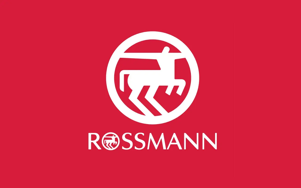 Logo Rossmann na czerwonym tle. Biały symbol konia w okręgu i napis "ROSSMANN". Informacja o możliwości zwrotów.