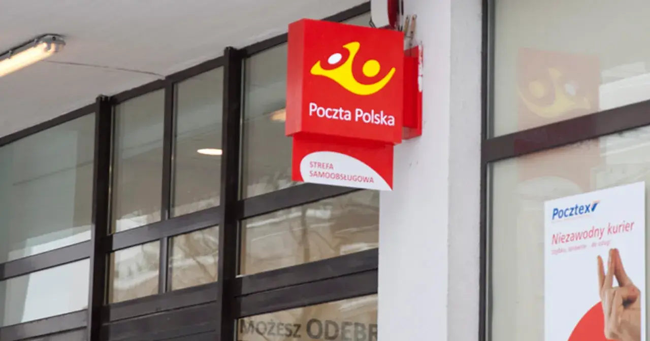 Znak Poczty Polskiej. Zastanawiasz się, ile idzie paczka z Niemiec do Polski? Sprawdź w placówce.