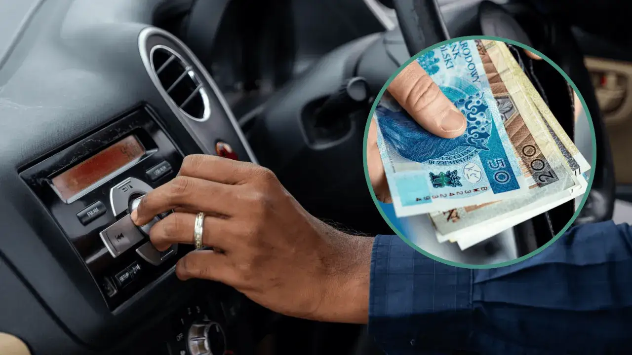 Dłoń kierowcy reguluje radio, a w tle widać polskie banknoty – czyżby nowy podatek za radio w samochodzie?