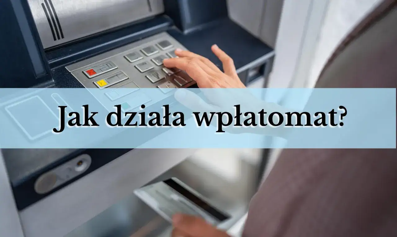 Ręka wprowadza kartę do wpłatomatu, przygotowując się do wpłaty gotówki na własne konto.